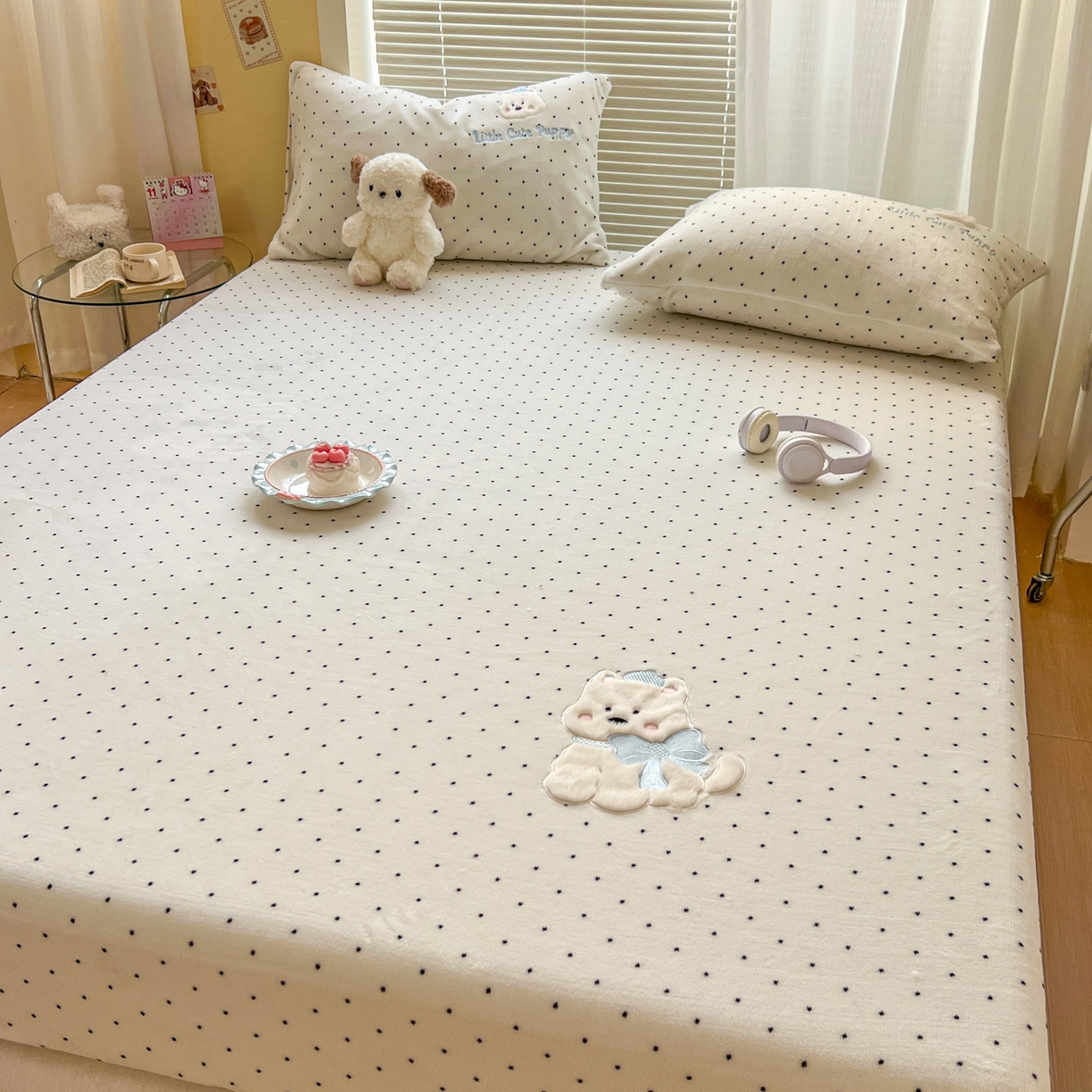 91家纺网 家纺一手货源 找家纺 十里居 2026新款韩系牛奶绒兔毛贴布绣床笠三件套四件套 波点小狗白