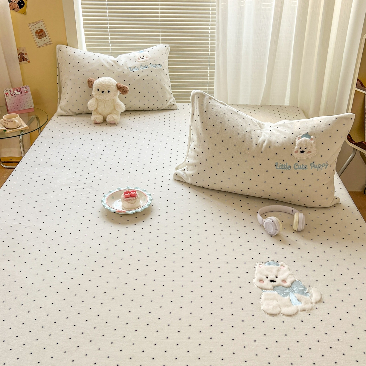 91家纺网 家纺一手货源 找家纺 十里居 2026新款韩系牛奶绒兔毛贴布绣床笠三件套四件套 波点小狗白