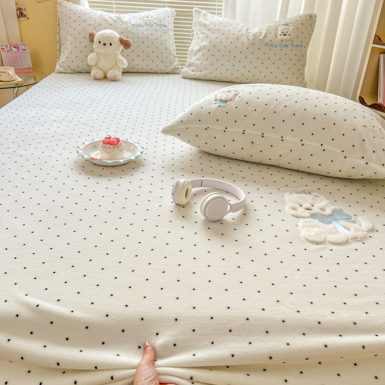 十里居 2026新款韩系牛奶绒兔毛贴布绣床笠三件套四件套 波点小狗白