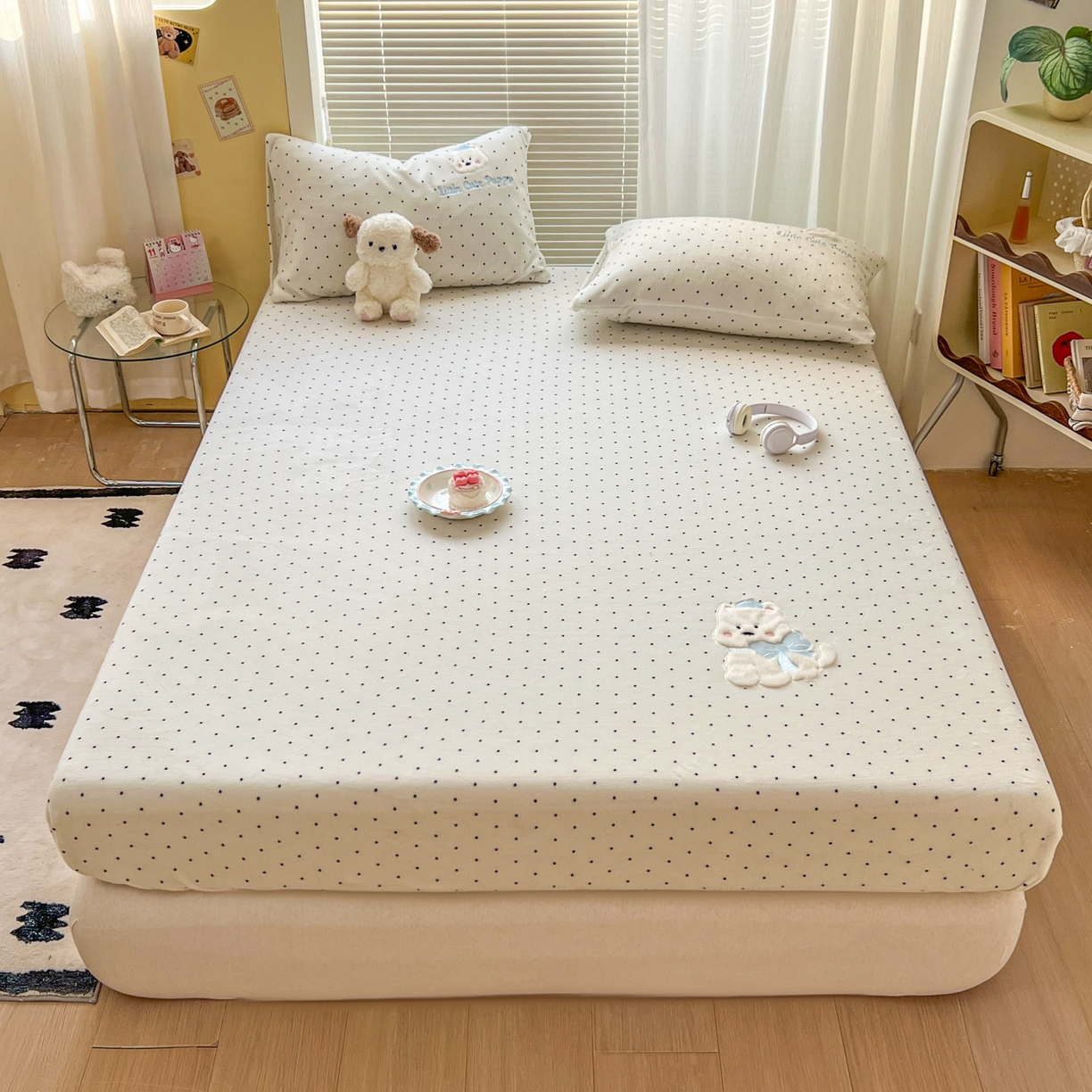 91家纺网 家纺一手货源 找家纺 十里居 2026新款韩系牛奶绒兔毛贴布绣床笠三件套四件套 波点小狗白