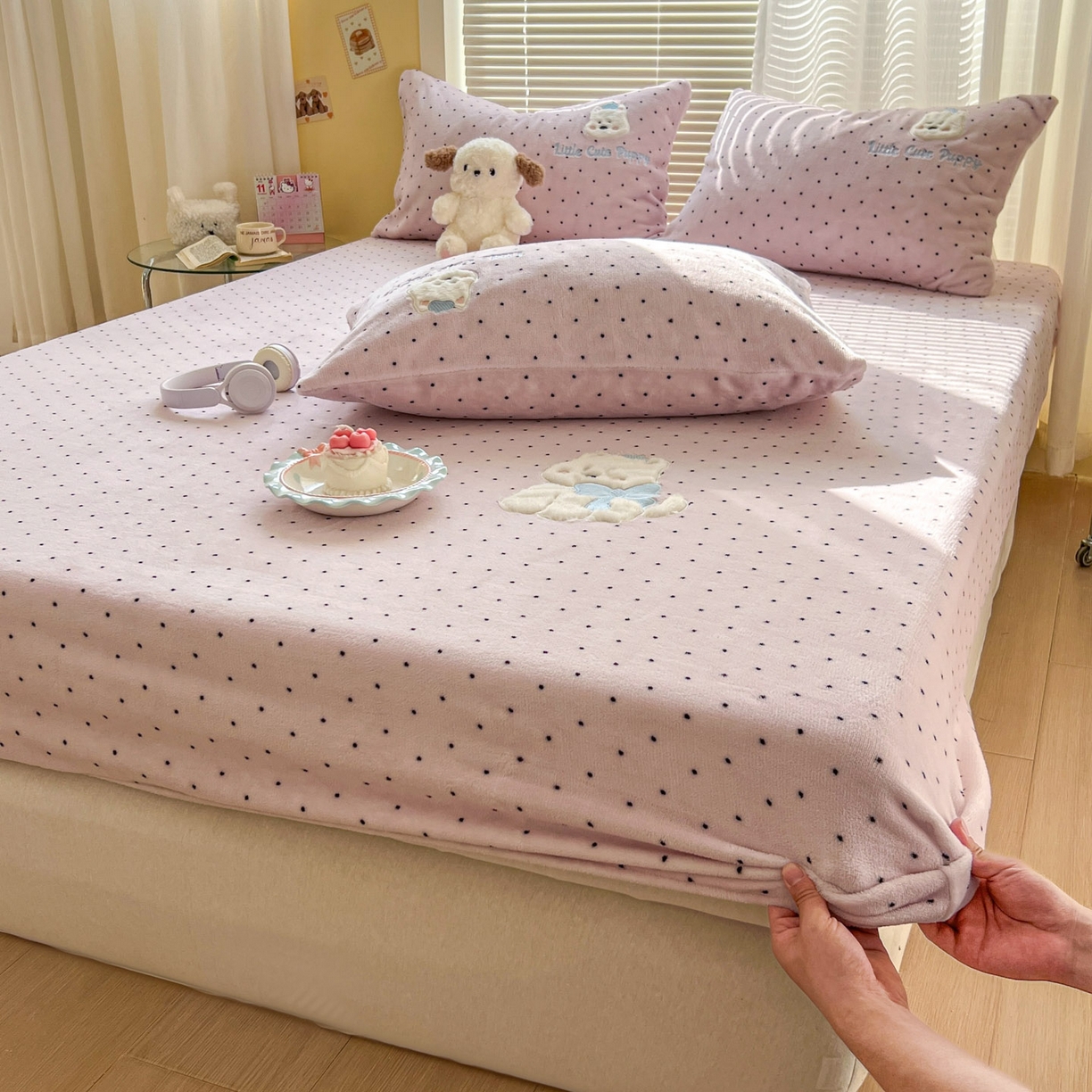 91家纺网 家纺一手货源 找家纺 十里居 2026新款韩系牛奶绒兔毛贴布绣床笠三件套四件套 波点小狗粉