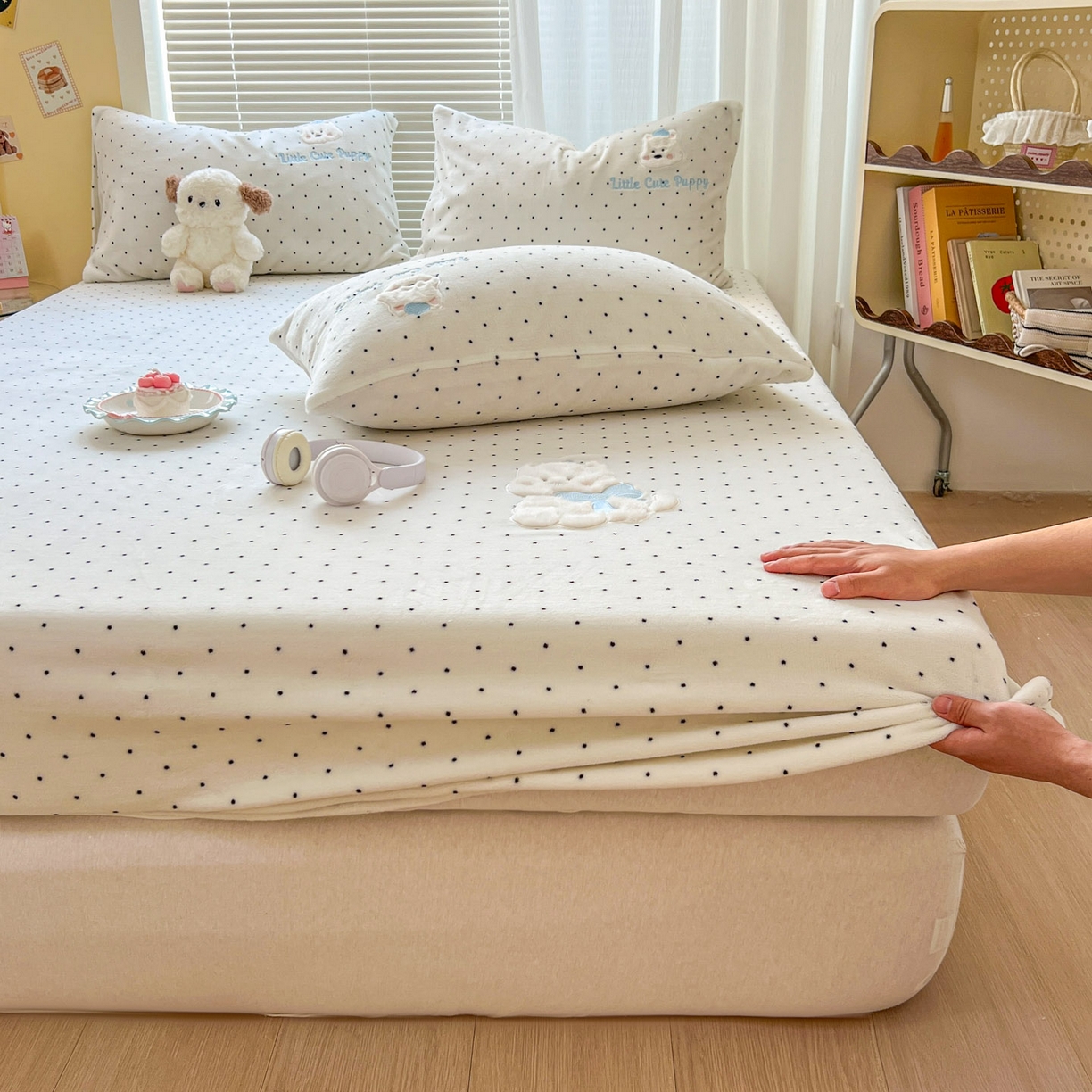 91家纺网 家纺一手货源 找家纺 十里居 2026新款韩系牛奶绒兔毛贴布绣床笠三件套四件套 波点小狗白