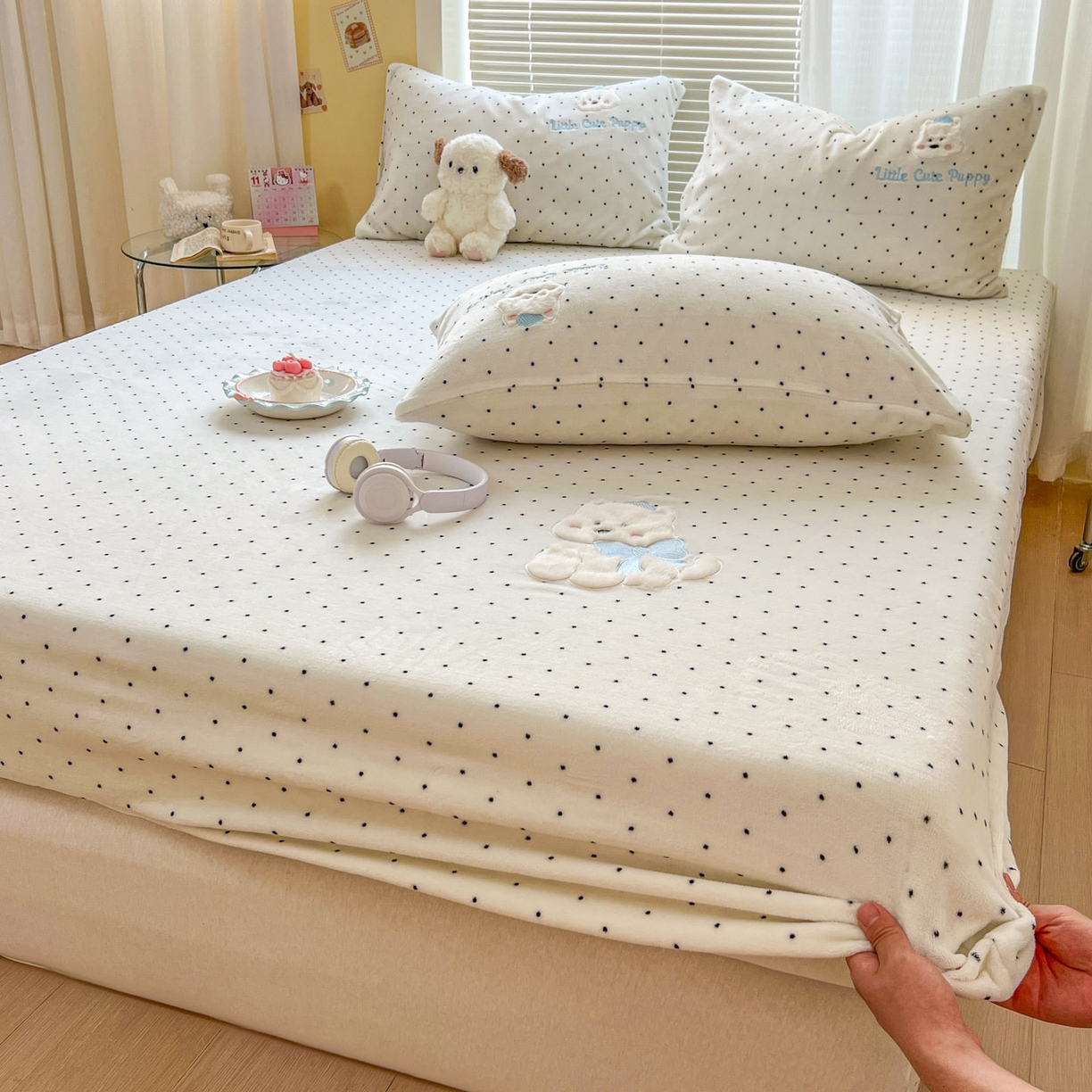 91家纺网 家纺一手货源 找家纺 十里居 2026新款韩系牛奶绒兔毛贴布绣床笠三件套四件套 波点小狗白