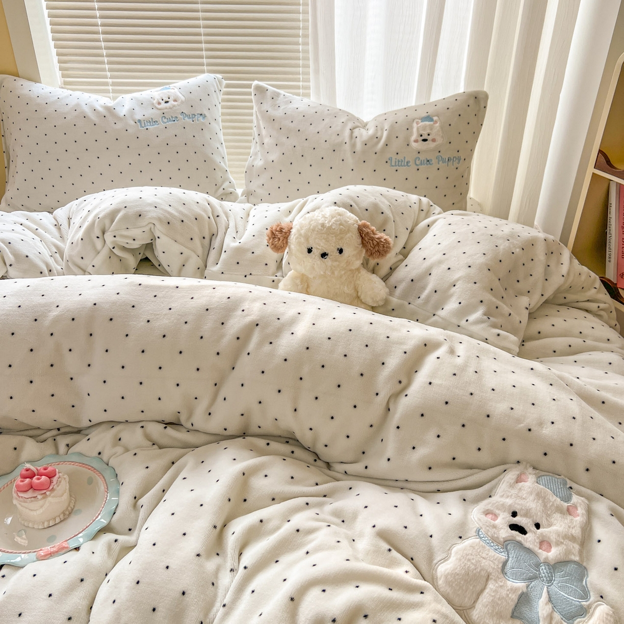 91家纺网 家纺一手货源 找家纺 十里居 2026新款韩系牛奶绒兔毛贴布绣床笠三件套四件套 波点小狗白