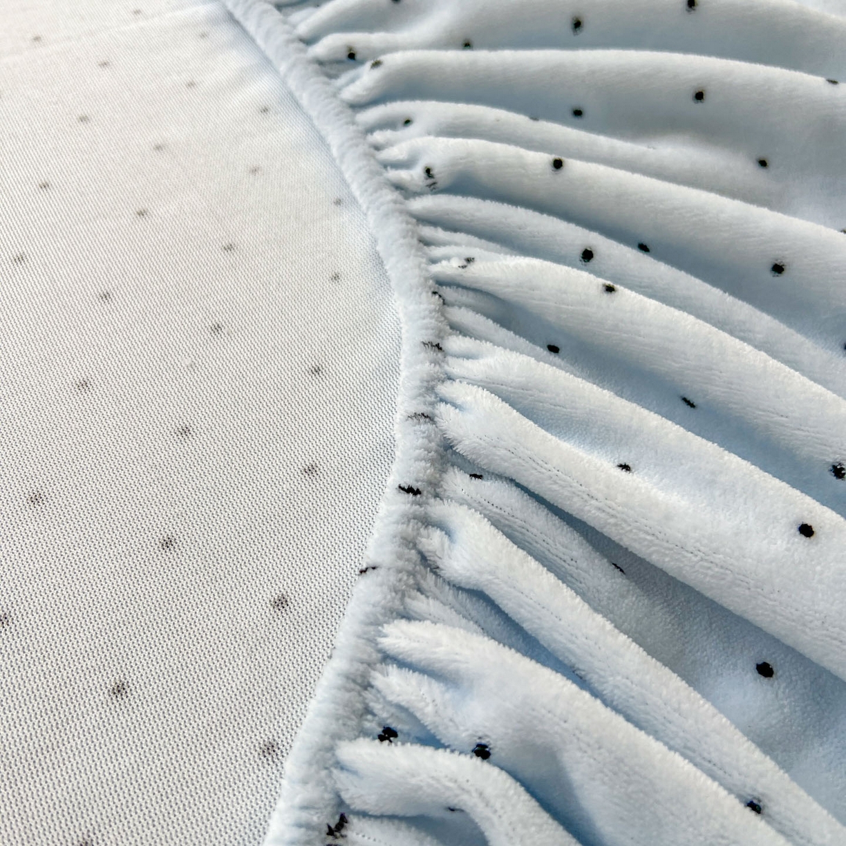 91家纺网 家纺一手货源 找家纺 十里居 2026新款韩系牛奶绒兔毛贴布绣床笠三件套四件套 波点小狗蓝