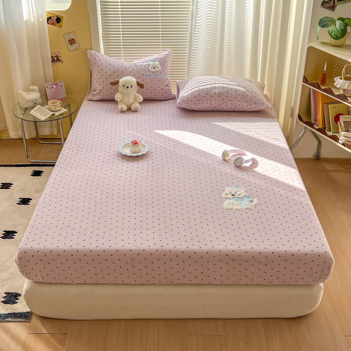 91家纺网 家纺一手货源 找家纺 十里居 2026新款韩系牛奶绒兔毛贴布绣床笠三件套四件套 波点小狗粉