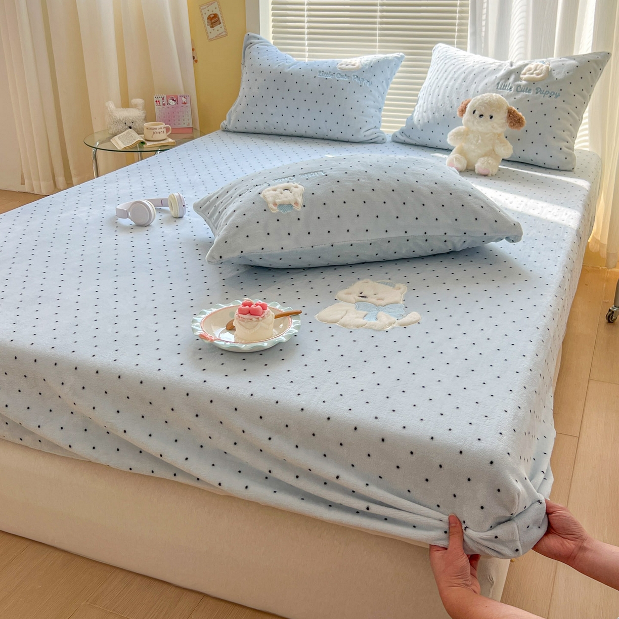 91家纺网 家纺一手货源 找家纺 十里居 2026新款韩系牛奶绒兔毛贴布绣床笠三件套四件套 波点小狗蓝