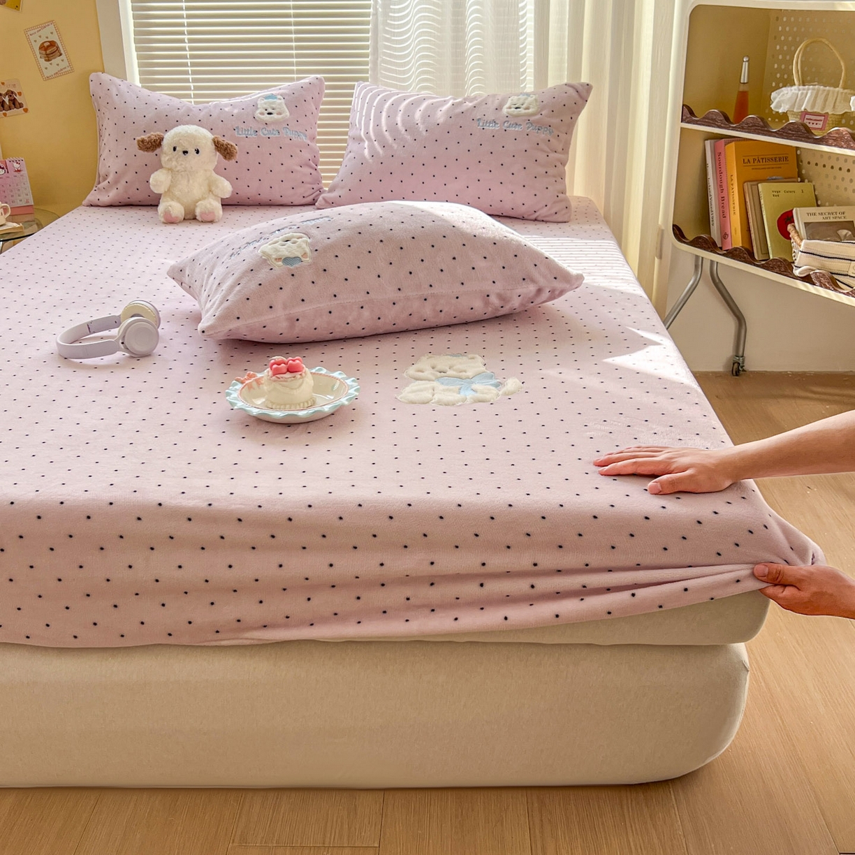 91家纺网 家纺一手货源 找家纺 十里居 2026新款韩系牛奶绒兔毛贴布绣床笠三件套四件套 波点小狗粉