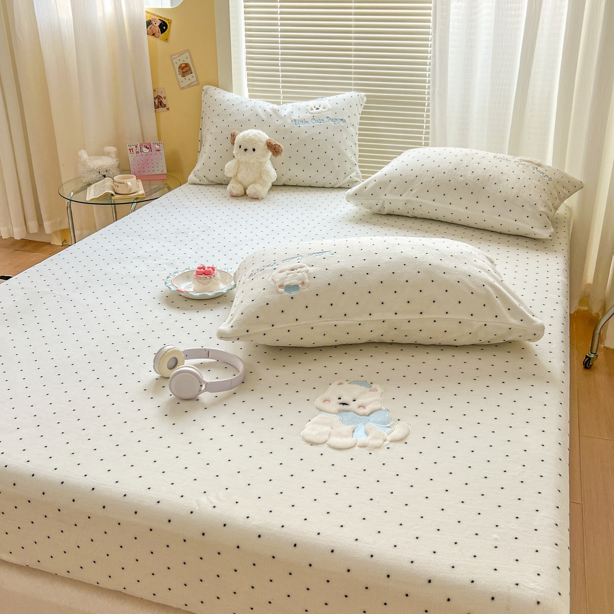 91家纺网 家纺一手货源 找家纺 十里居 2026新款韩系牛奶绒兔毛贴布绣床笠三件套四件套 波点小狗白