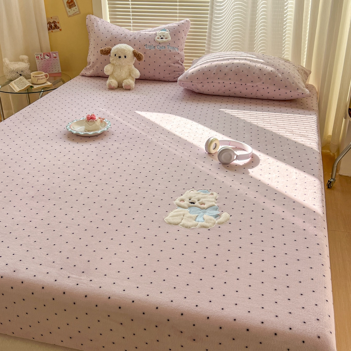 91家纺网 家纺一手货源 找家纺 十里居 2026新款韩系牛奶绒兔毛贴布绣床笠三件套四件套 波点小狗粉