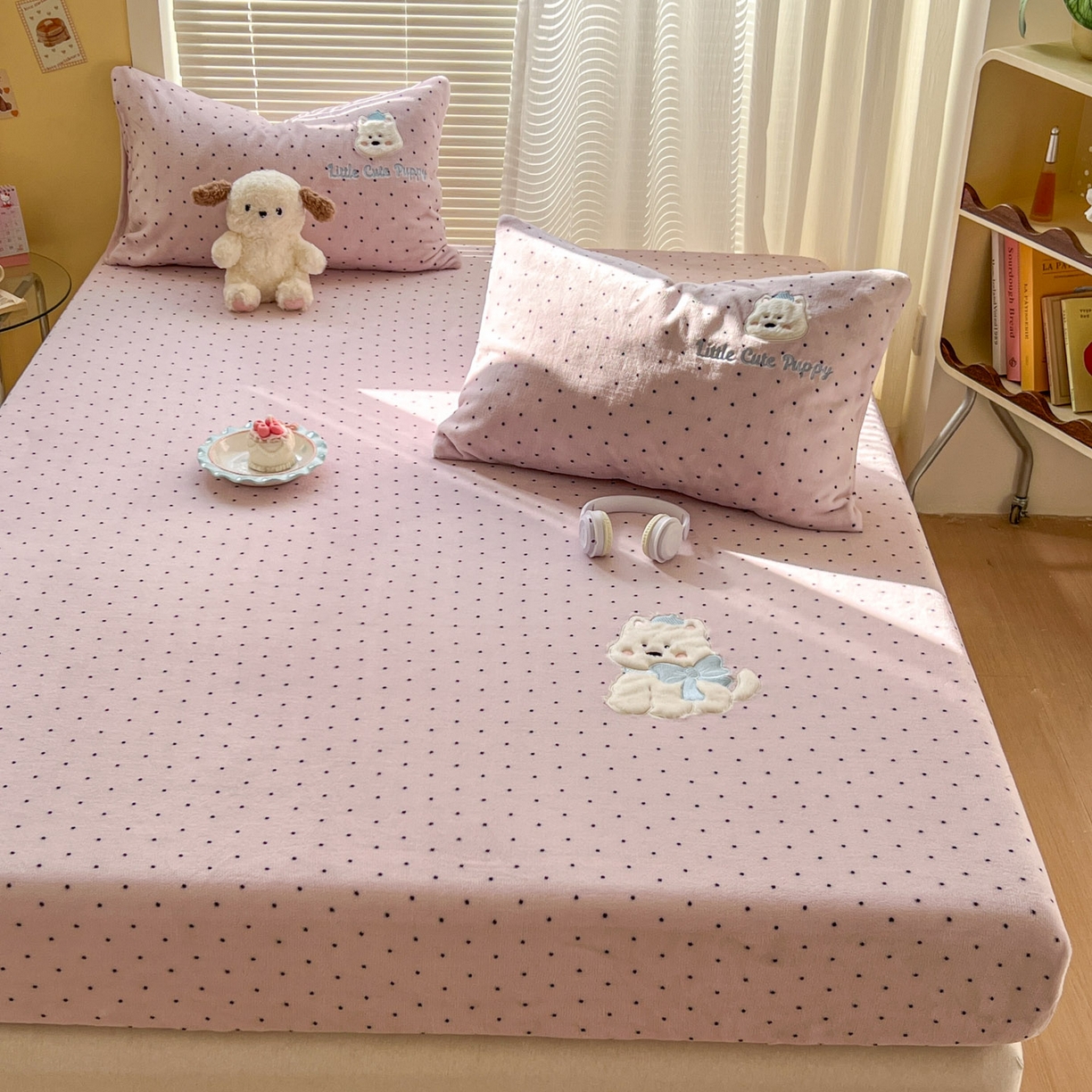 91家纺网 家纺一手货源 找家纺 十里居 2026新款韩系牛奶绒兔毛贴布绣床笠三件套四件套 波点小狗粉