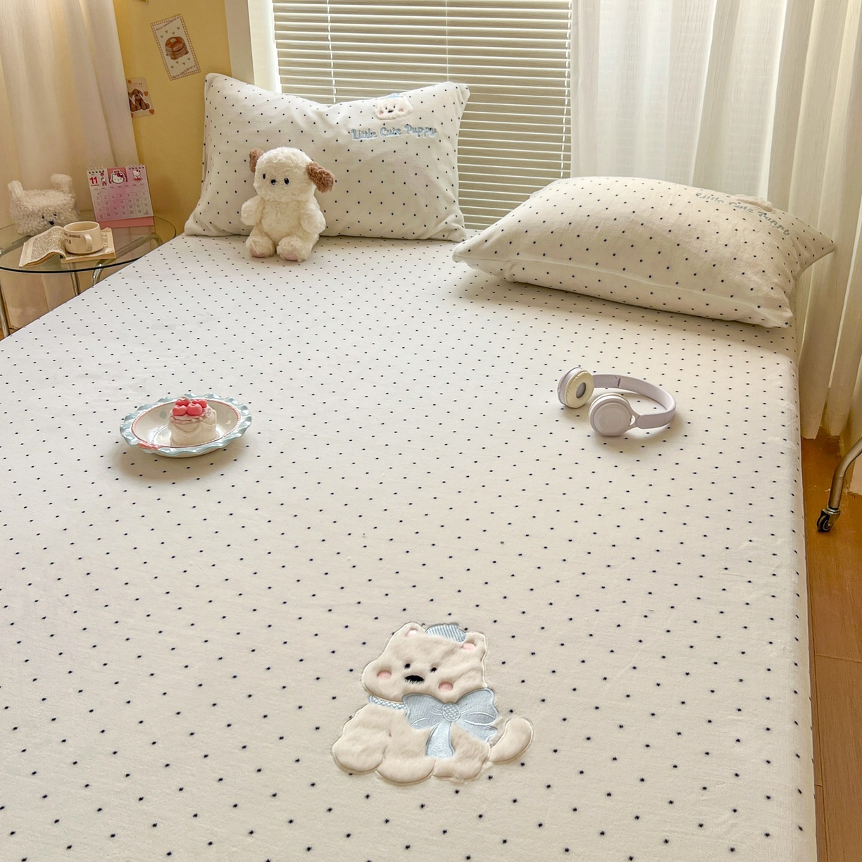 91家纺网 家纺一手货源 找家纺 十里居 2026新款韩系牛奶绒兔毛贴布绣床笠三件套四件套 波点小狗白