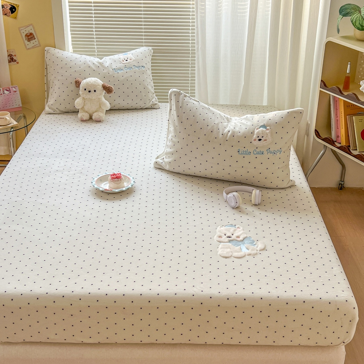 91家纺网 家纺一手货源 找家纺 十里居 2026新款韩系牛奶绒兔毛贴布绣床笠三件套四件套 波点小狗白