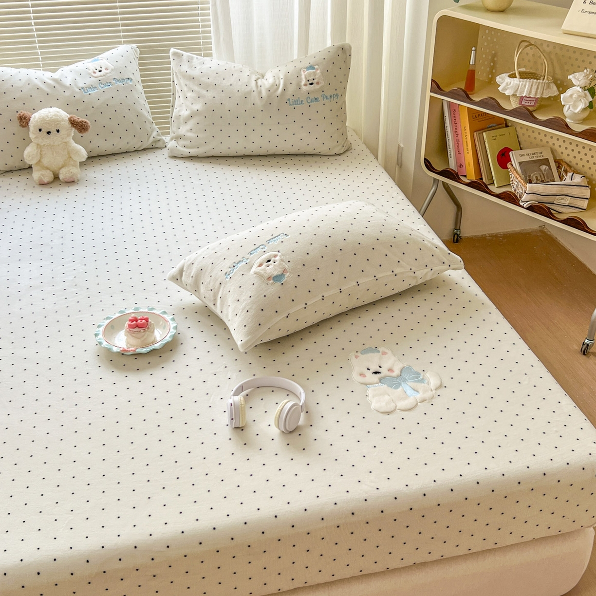 91家纺网 家纺一手货源 找家纺 十里居 2026新款韩系牛奶绒兔毛贴布绣床笠三件套四件套 波点小狗白