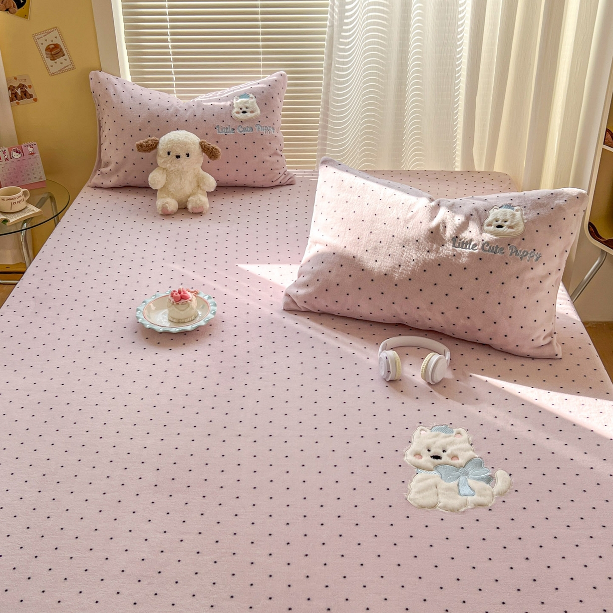 91家纺网 家纺一手货源 找家纺 十里居 2026新款韩系牛奶绒兔毛贴布绣床笠三件套四件套 波点小狗粉