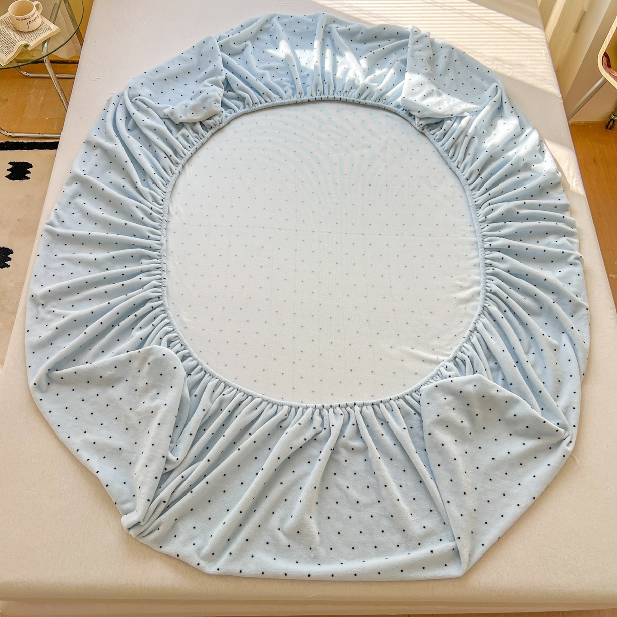 91家纺网 家纺一手货源 找家纺 十里居 2026新款韩系牛奶绒兔毛贴布绣床笠三件套四件套 波点小狗蓝