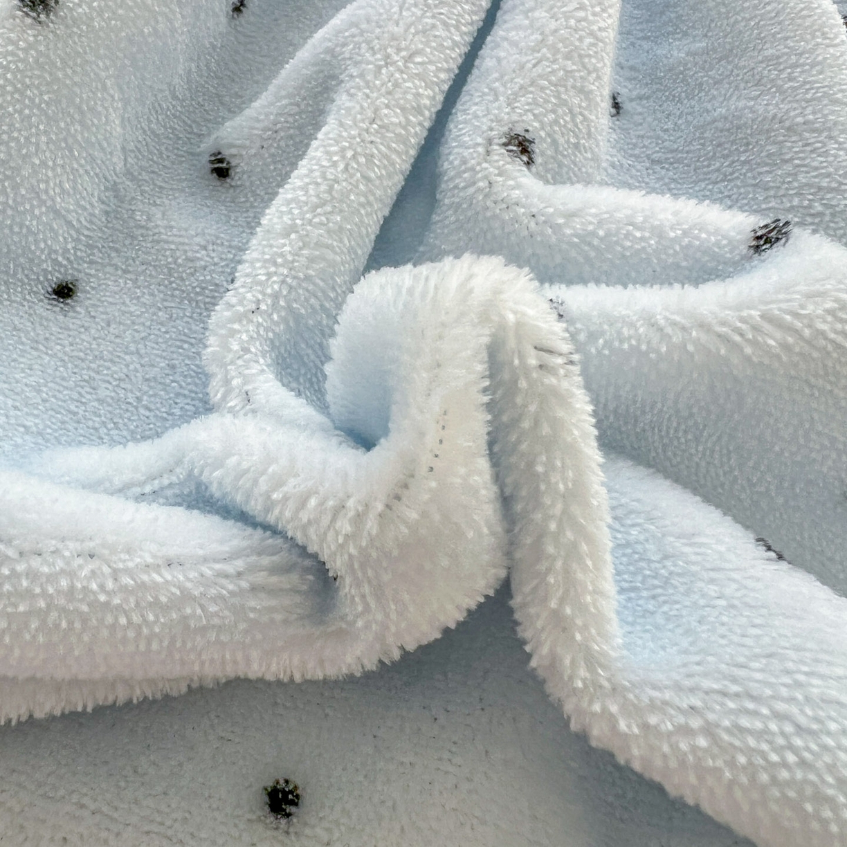 91家纺网 家纺一手货源 找家纺 十里居 2026新款韩系牛奶绒兔毛贴布绣床笠三件套四件套 波点小狗蓝