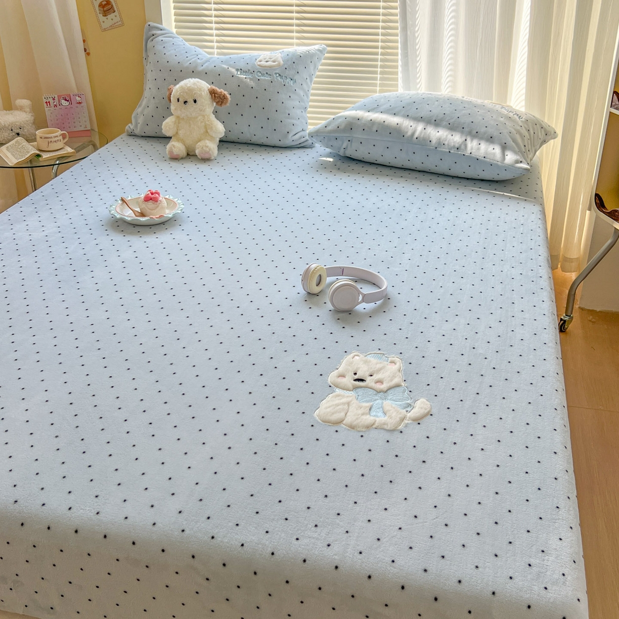 91家纺网 家纺一手货源 找家纺 十里居 2026新款韩系牛奶绒兔毛贴布绣床笠三件套四件套 波点小狗蓝