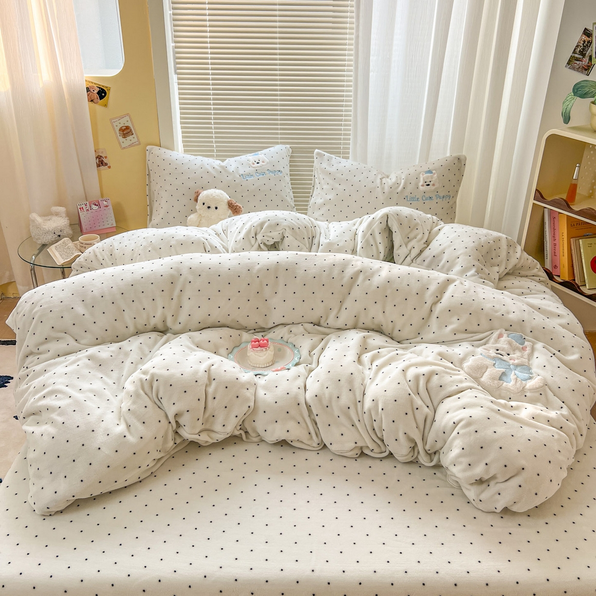 91家纺网 家纺一手货源 找家纺 十里居 2026新款韩系牛奶绒兔毛贴布绣床笠三件套四件套 波点小狗白