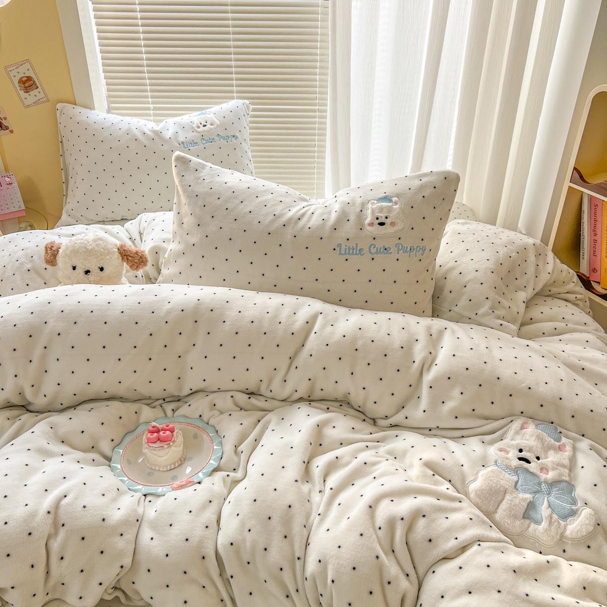 91家纺网 家纺一手货源 找家纺 十里居 2026新款韩系牛奶绒兔毛贴布绣床笠三件套四件套 波点小狗白