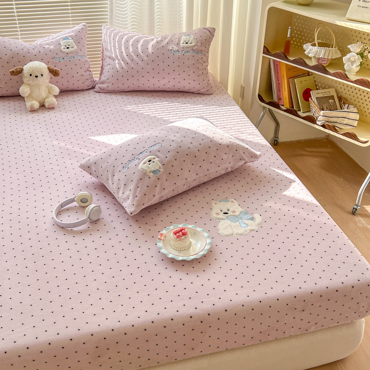 91家纺网 家纺一手货源 找家纺 十里居 2026新款韩系牛奶绒兔毛贴布绣床笠三件套四件套 波点小狗粉