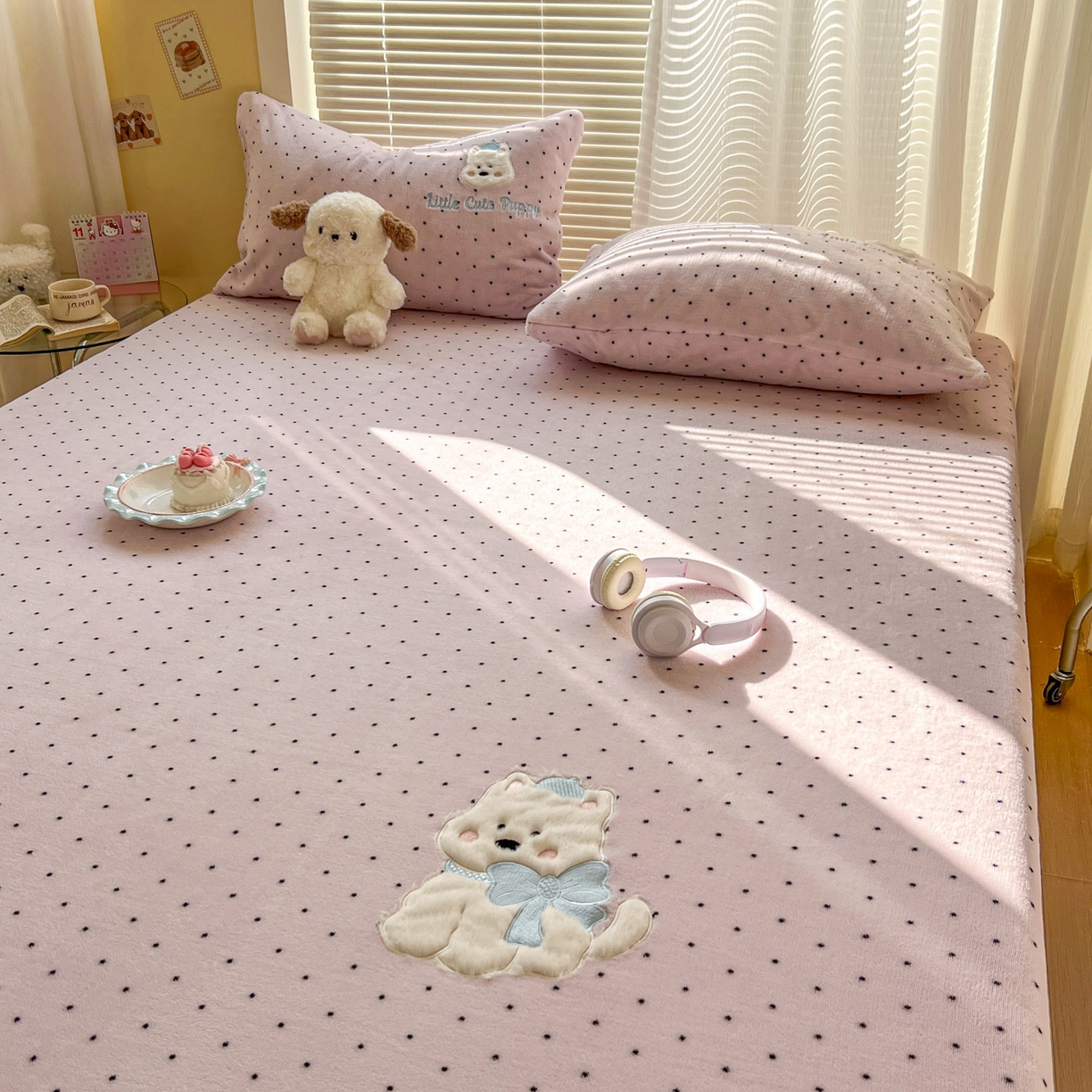 91家纺网 家纺一手货源 找家纺 十里居 2026新款韩系牛奶绒兔毛贴布绣床笠三件套四件套 波点小狗粉