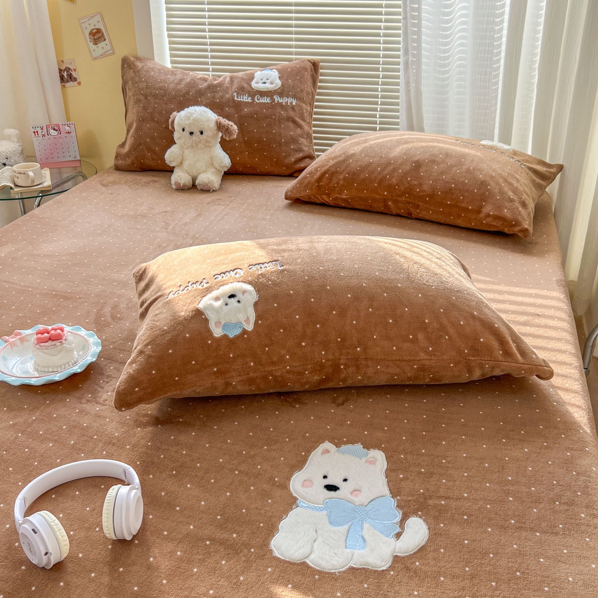 91家纺网 家纺一手货源 找家纺 十里居 2026新款韩系牛奶绒兔毛贴布绣床笠三件套四件套 波点小狗咖