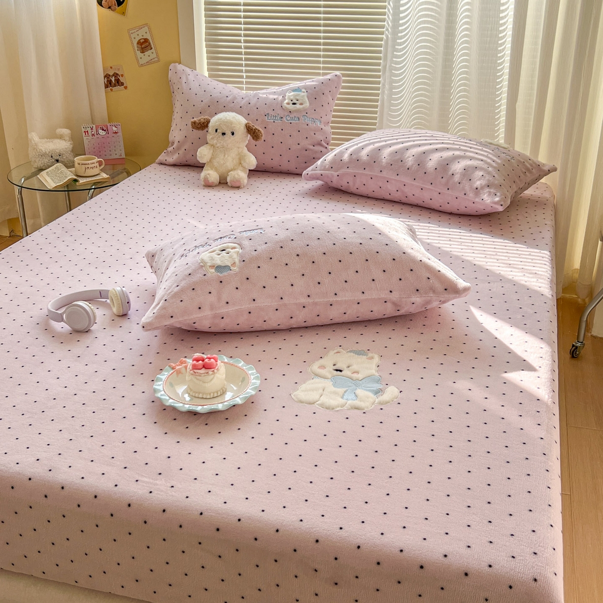 91家纺网 家纺一手货源 找家纺 十里居 2026新款韩系牛奶绒兔毛贴布绣床笠三件套四件套 波点小狗粉