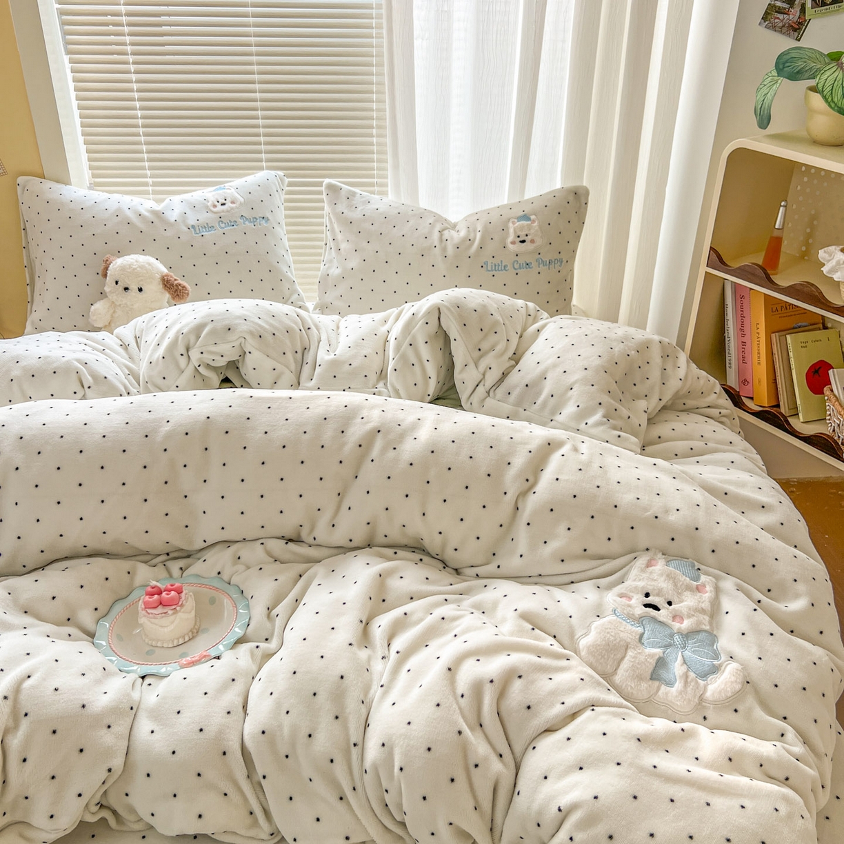 91家纺网 家纺一手货源 找家纺 十里居 2026新款韩系牛奶绒兔毛贴布绣床笠三件套四件套 波点小狗白