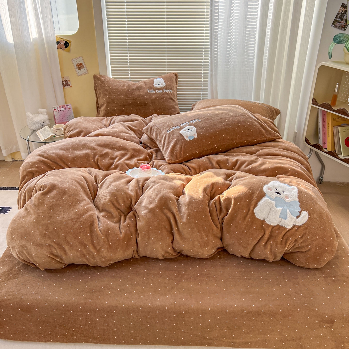 91家纺网 家纺一手货源 找家纺 十里居 2026新款韩系牛奶绒兔毛贴布绣床笠三件套四件套 波点小狗咖