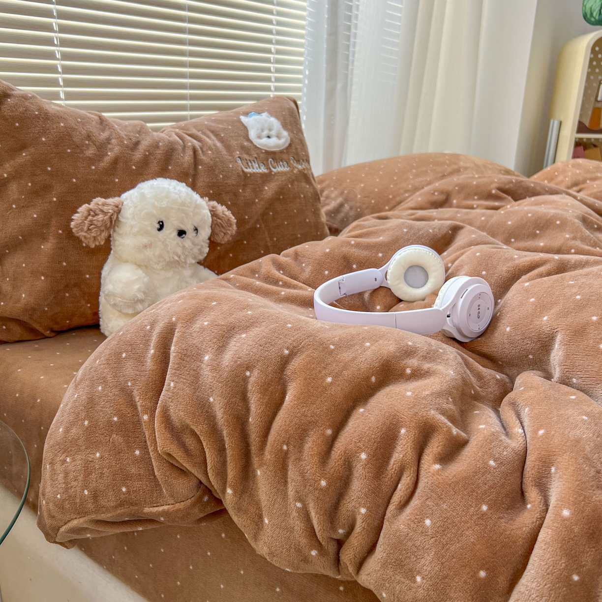 91家纺网 家纺一手货源 找家纺 十里居 2026新款韩系牛奶绒兔毛贴布绣床笠三件套四件套 波点小狗咖