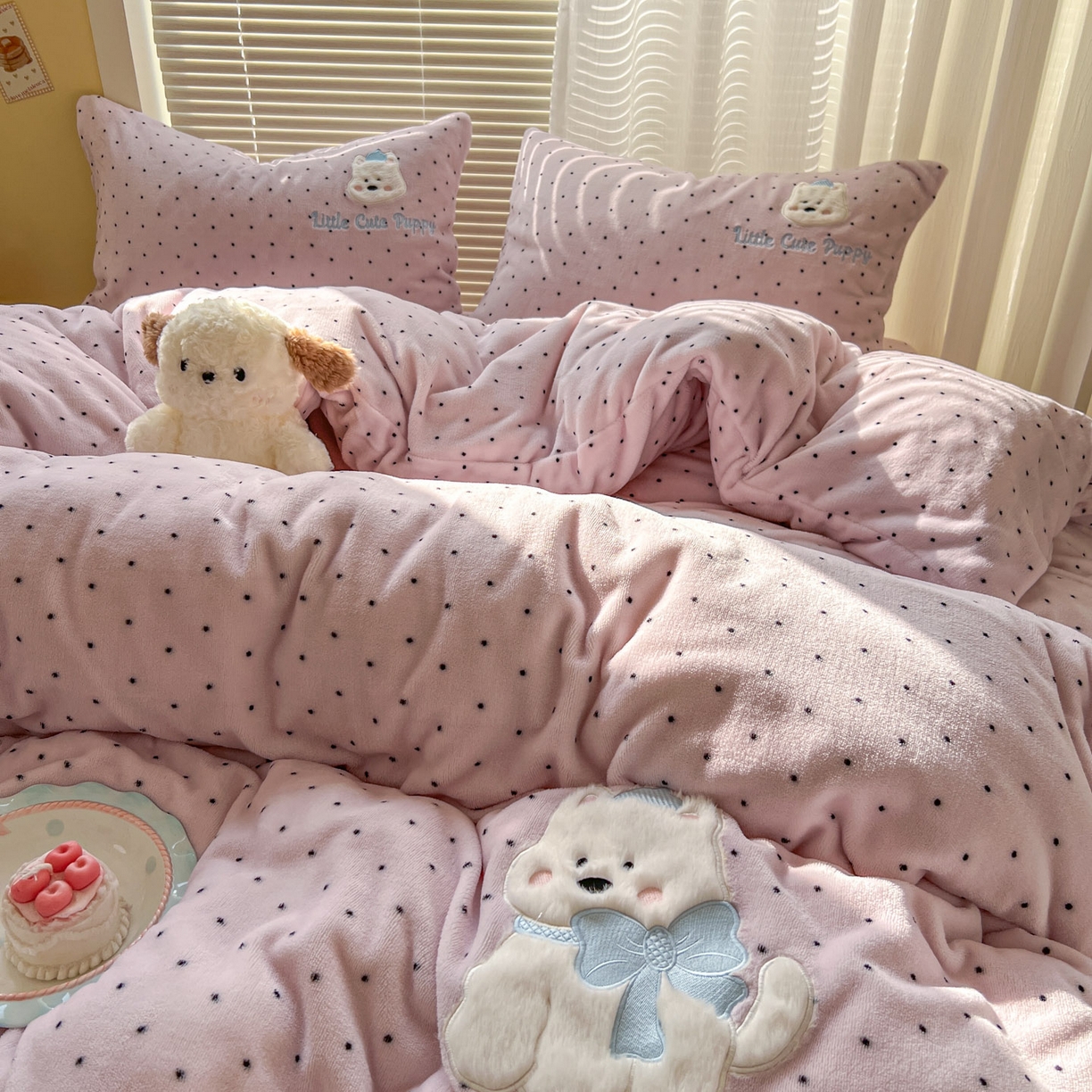 91家纺网 家纺一手货源 找家纺 十里居 2026新款韩系牛奶绒兔毛贴布绣床笠三件套四件套 波点小狗粉