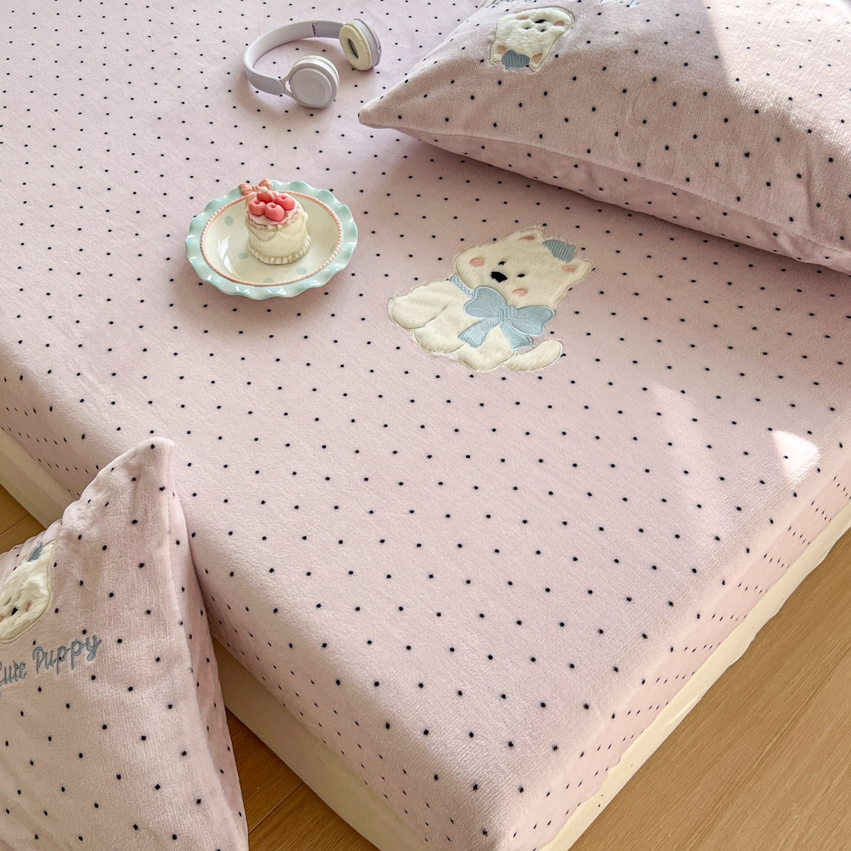 91家纺网 家纺一手货源 找家纺 十里居 2026新款韩系牛奶绒兔毛贴布绣床笠三件套四件套 波点小狗粉