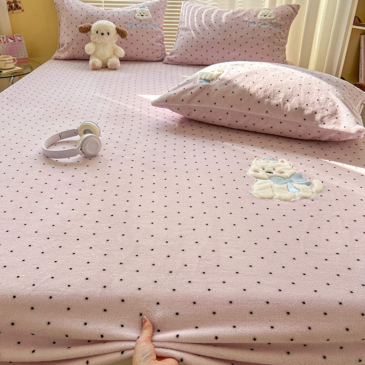 十里居 2026新款韩系牛奶绒兔毛贴布绣床笠三件套四件套 波点小狗粉