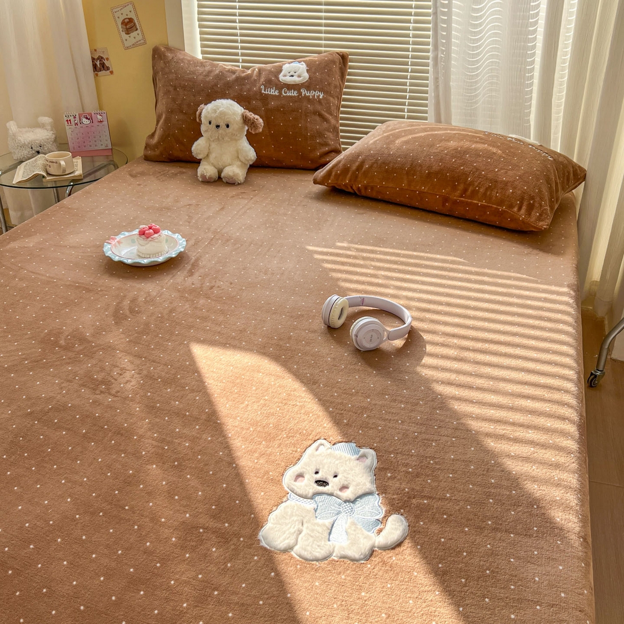 91家纺网 家纺一手货源 找家纺 十里居 2026新款韩系牛奶绒兔毛贴布绣床笠三件套四件套 波点小狗咖