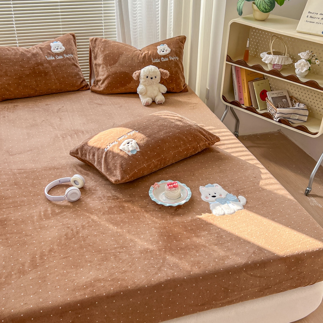 91家纺网 家纺一手货源 找家纺 十里居 2026新款韩系牛奶绒兔毛贴布绣床笠三件套四件套 波点小狗咖