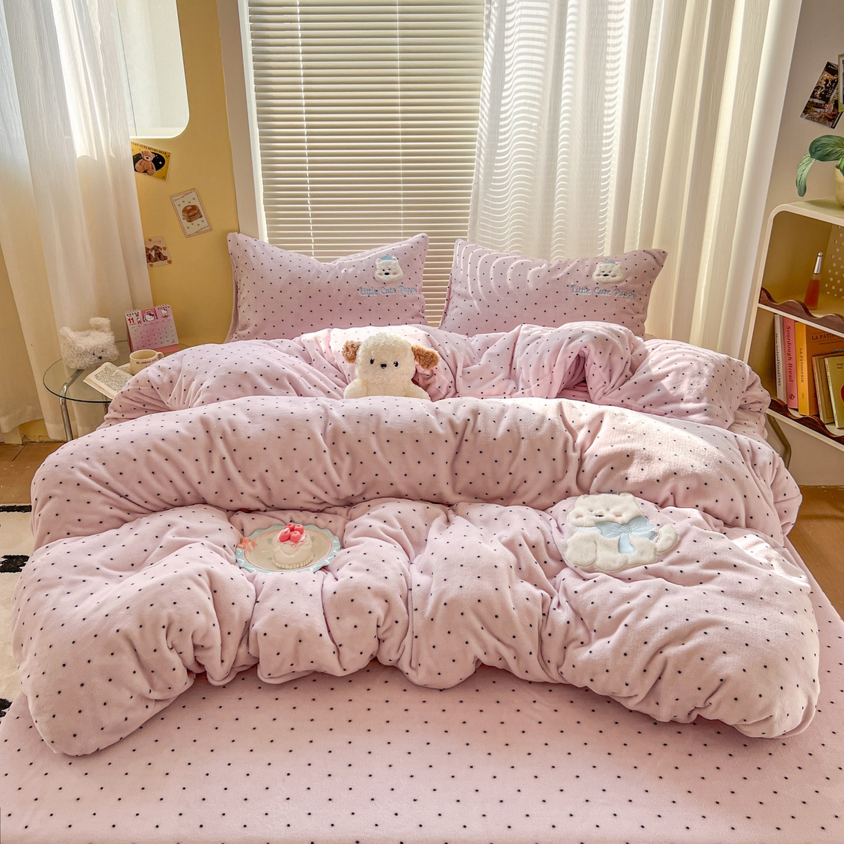 91家纺网 家纺一手货源 找家纺 十里居 2026新款韩系牛奶绒兔毛贴布绣床笠三件套四件套 波点小狗粉