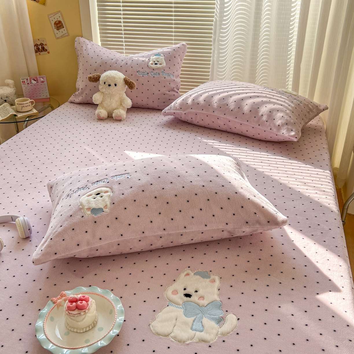 91家纺网 家纺一手货源 找家纺 十里居 2026新款韩系牛奶绒兔毛贴布绣床笠三件套四件套 波点小狗粉