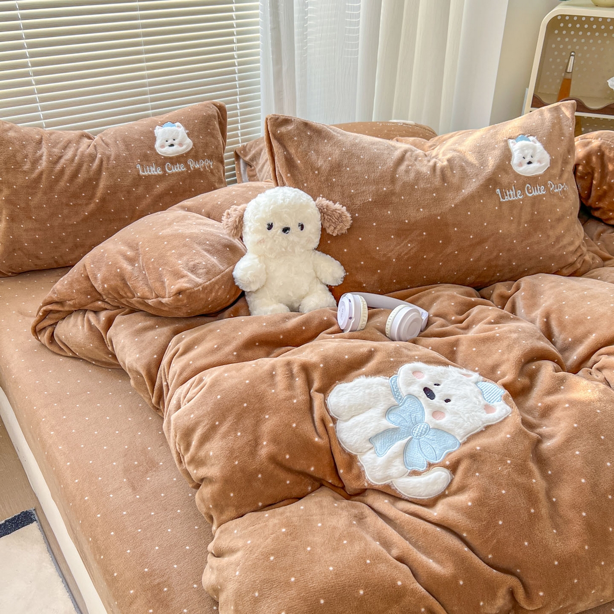 91家纺网 家纺一手货源 找家纺 十里居 2026新款韩系牛奶绒兔毛贴布绣床笠三件套四件套 波点小狗咖