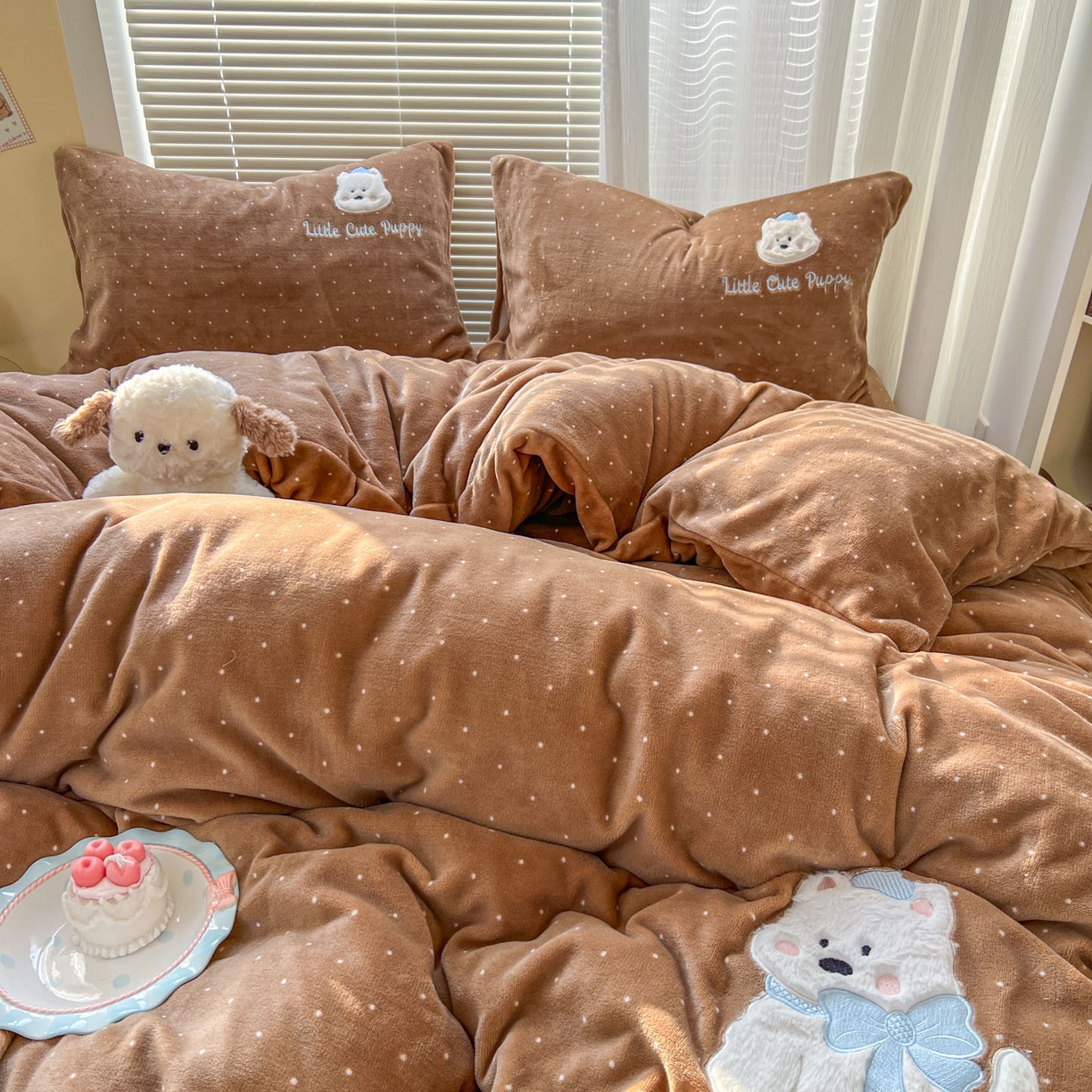 91家纺网 家纺一手货源 找家纺 十里居 2026新款韩系牛奶绒兔毛贴布绣床笠三件套四件套 波点小狗咖