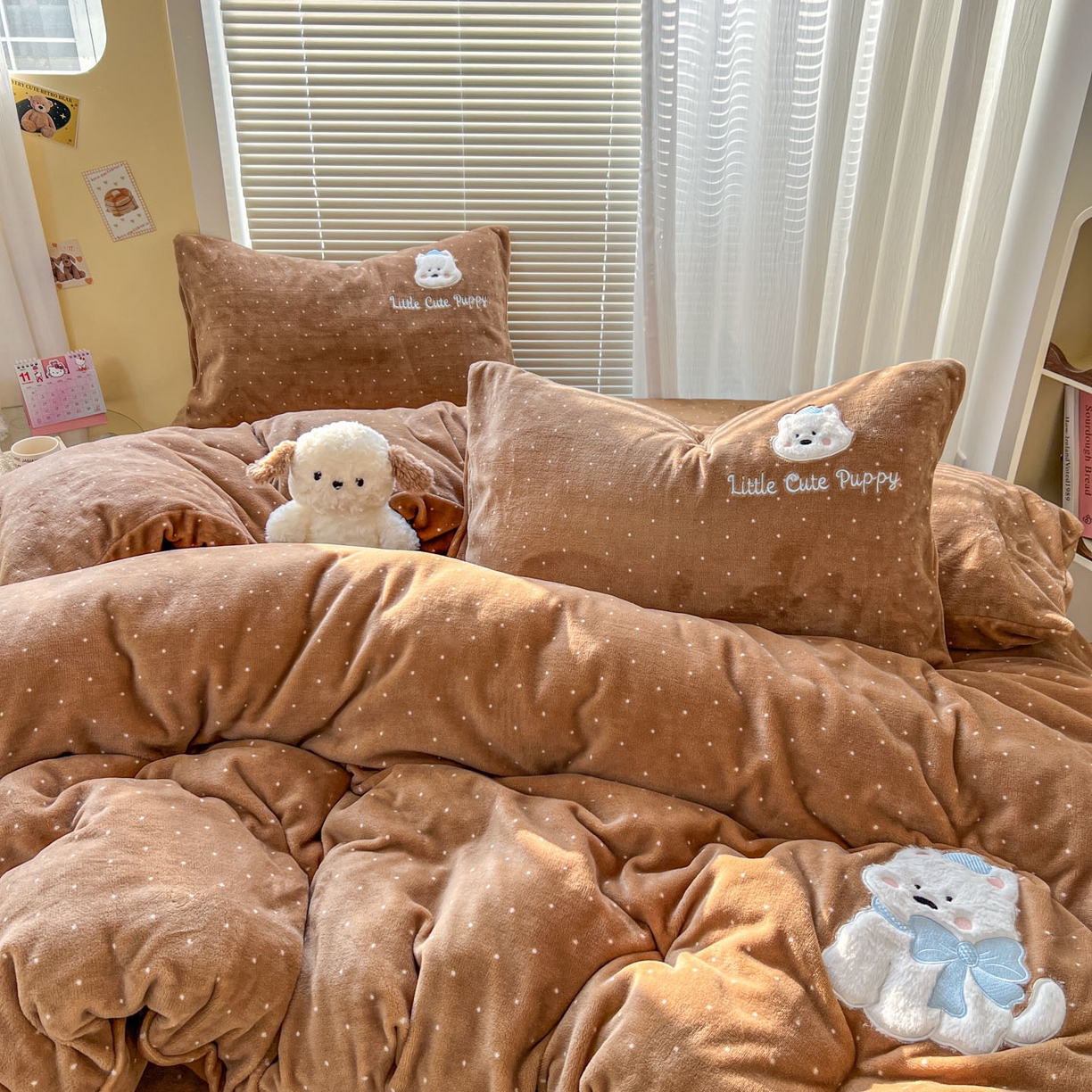 91家纺网 家纺一手货源 找家纺 十里居 2026新款韩系牛奶绒兔毛贴布绣床笠三件套四件套 波点小狗咖