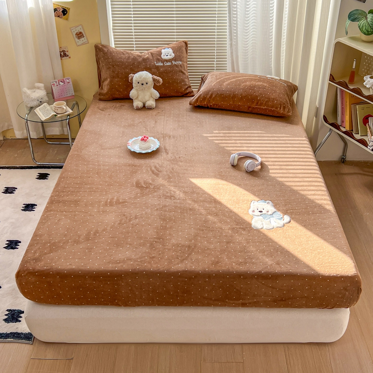 91家纺网 家纺一手货源 找家纺 十里居 2026新款韩系牛奶绒兔毛贴布绣床笠三件套四件套 波点小狗咖