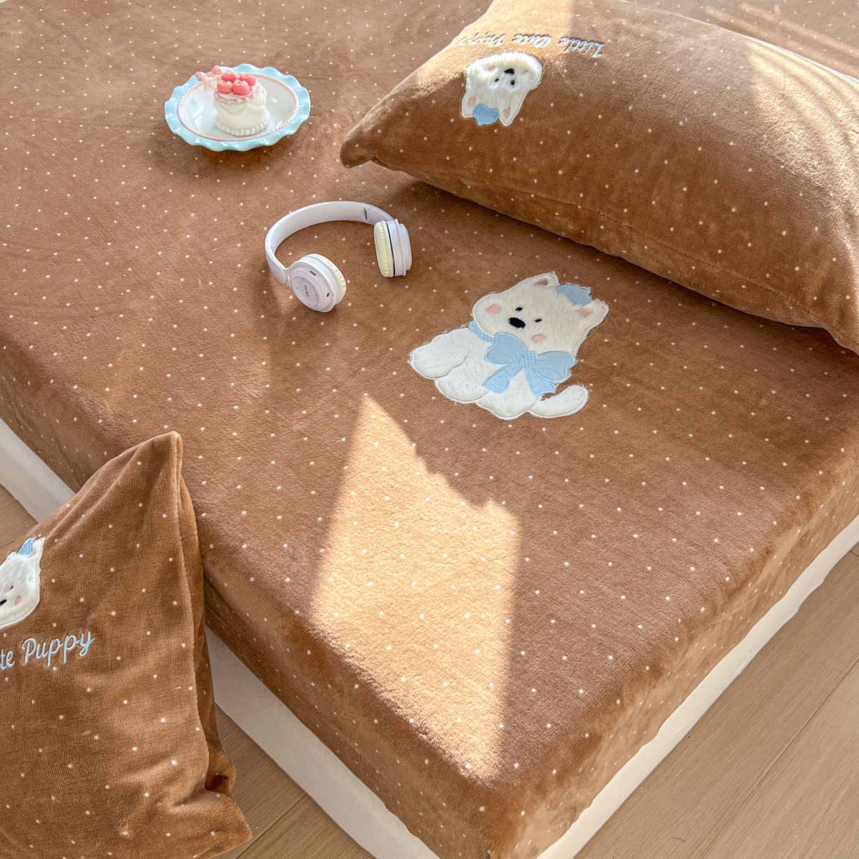 91家纺网 家纺一手货源 找家纺 十里居 2026新款韩系牛奶绒兔毛贴布绣床笠三件套四件套 波点小狗咖