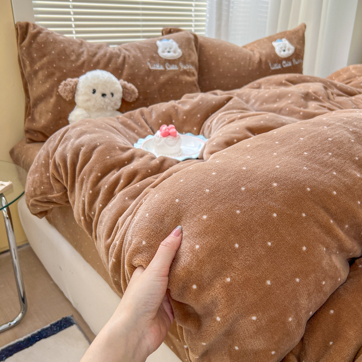 91家纺网 家纺一手货源 找家纺 十里居 2026新款韩系牛奶绒兔毛贴布绣床笠三件套四件套 波点小狗咖