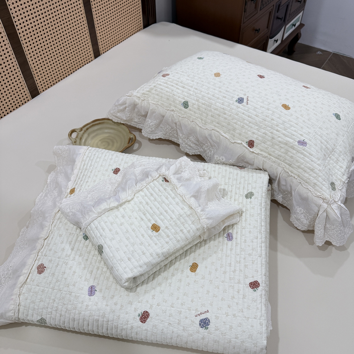 91家纺网 家纺一手货源 找家纺 床盖工厂店 2026新款韩式田园小碎花系双面全棉花边床盖三件套 南瓜糖豆