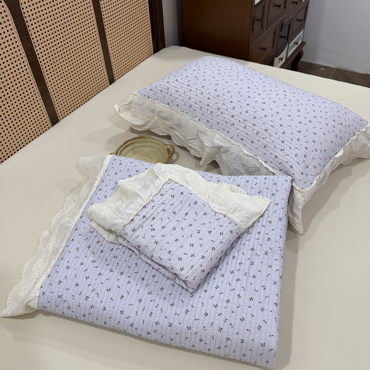 91家纺网 家纺一手货源 找家纺 床盖工厂店 2026新款韩式田园小碎花系双面全棉花边床盖三件套 樱桃果冻