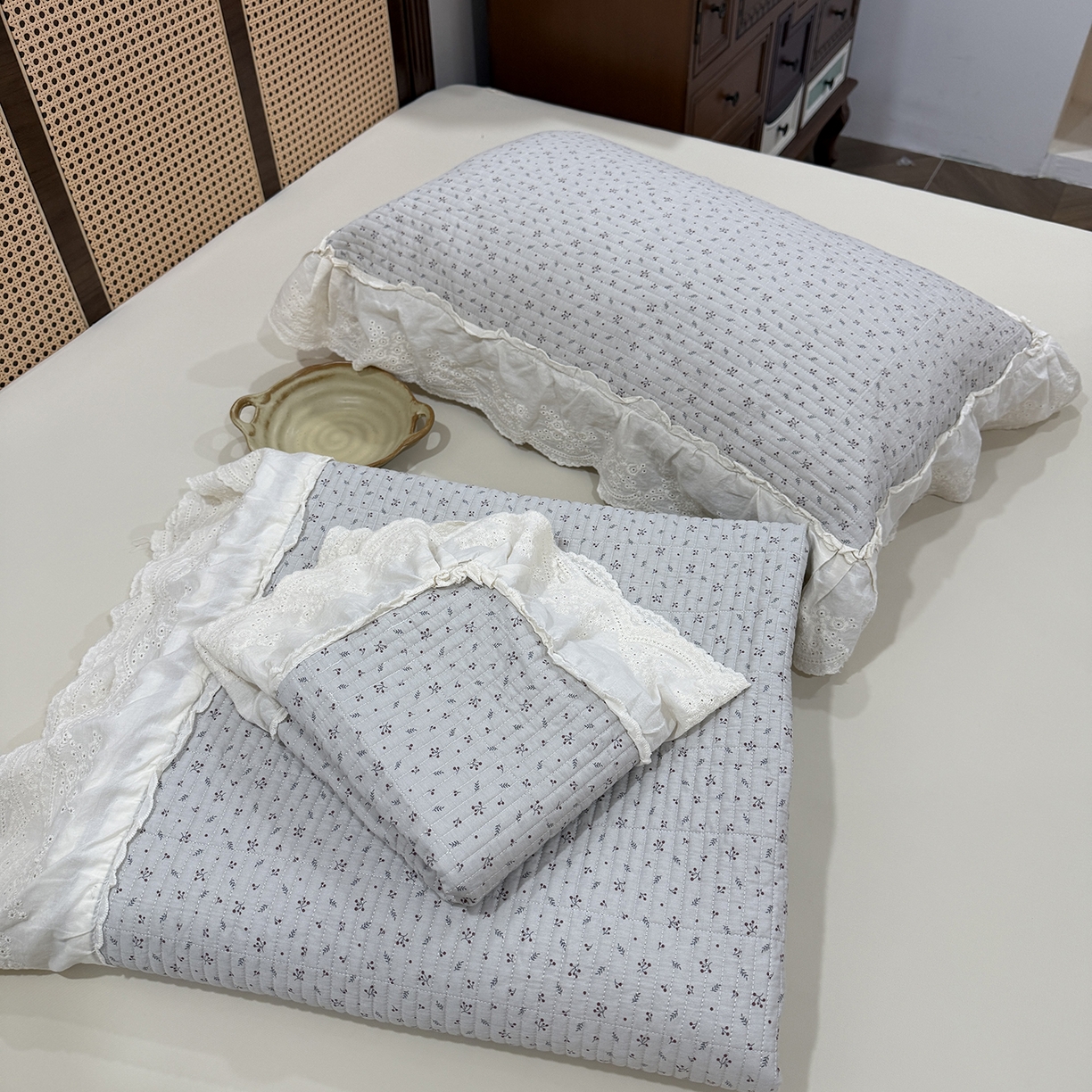 91家纺网 家纺一手货源 找家纺 床盖工厂店 2026新款韩式田园小碎花系双面全棉花边床盖三件套 喜时一咖