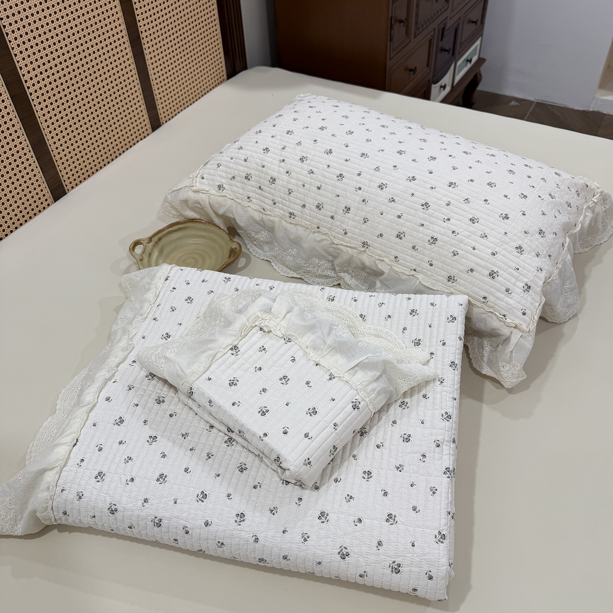 91家纺网 家纺一手货源 找家纺 床盖工厂店 2026新款韩式田园小碎花系双面全棉花边床盖三件套 桃幸一咖
