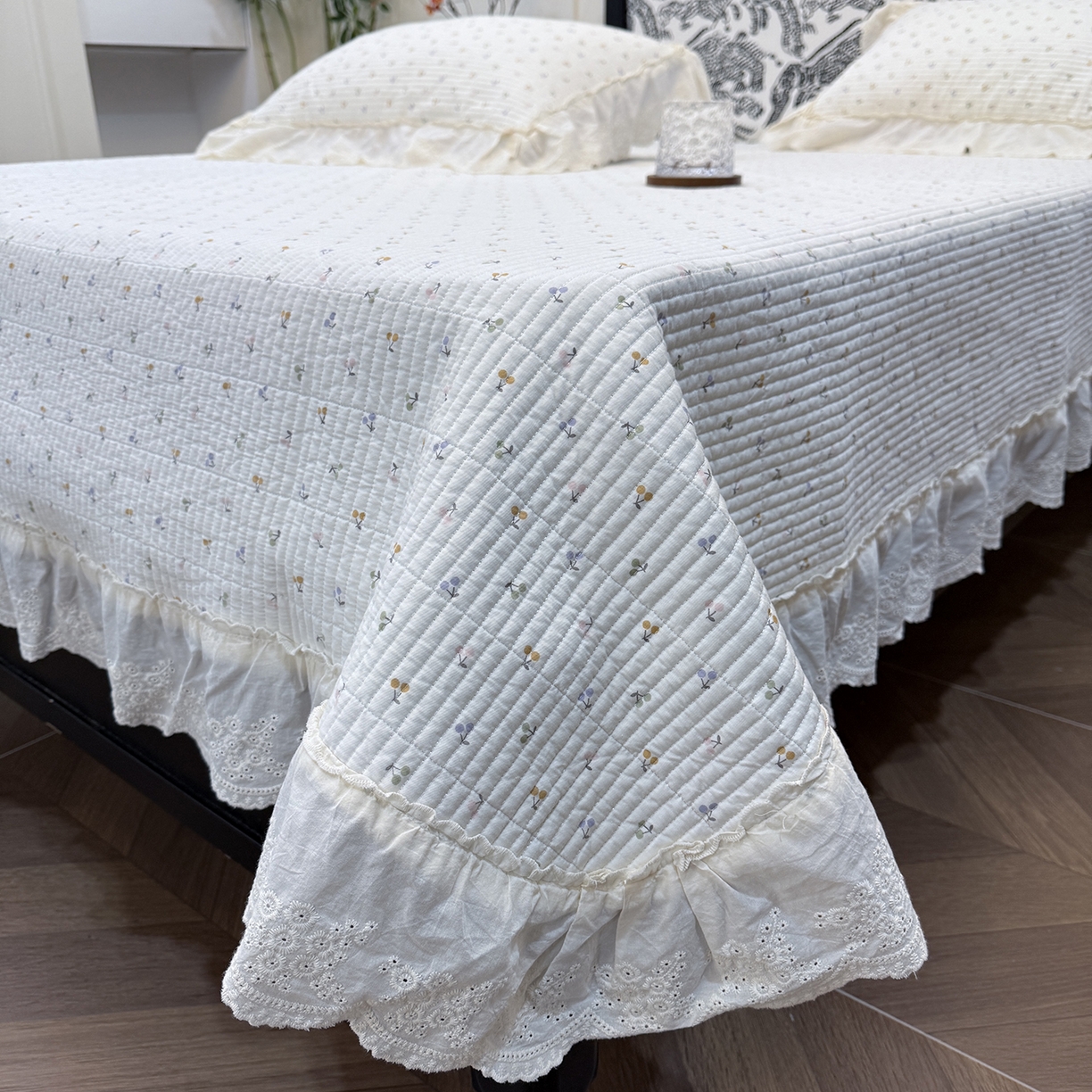 91家纺网 家纺一手货源 找家纺 床盖工厂店 2026新款韩式田园小碎花系双面全棉花边床盖三件套 缤纷樱桃