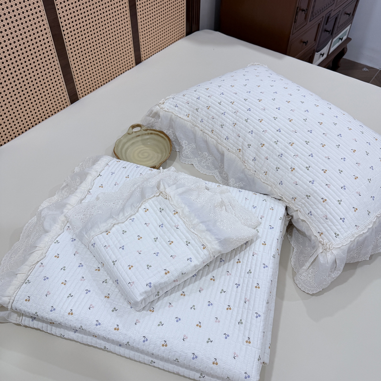 91家纺网 家纺一手货源 找家纺 床盖工厂店 2026新款韩式田园小碎花系双面全棉花边床盖三件套 缤纷樱桃